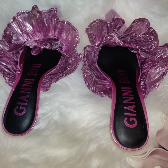 Gianni Bini Metallic Rossallio Pink Ruffles Kitty Heels - Picture 2 of 10